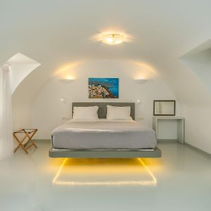 Central Fira Suites